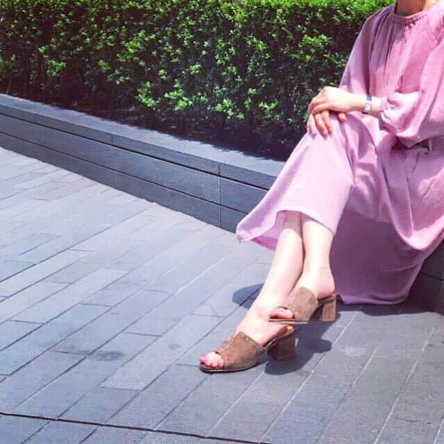 CARNET OFFICIALのインスタグラム：「これからの季節にぴったりのミュール👡 太めのヒールで安定感も抜群です👍 どんなスタリングにも馴染む一足です😉 ◾️DA-143-1902 ¥15,500+tax ----------------------------- #daniellaandgemma  #ootd #ootdfashion  #footwear #サンダルコーデ  #ダニエラアンドジェマ  #ダニジェマ #ミュールサンダル  #二子玉川  #今日のコーデ #夏コーデ  #ワンピースコーデ」