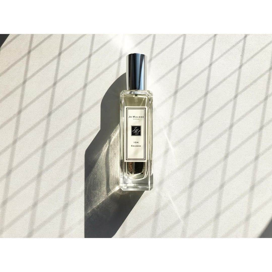 小田切ヒロさんのインスタグラム写真 - (小田切ヒロInstagram)「@jomalonelondon ・ ・ 154 CLOGNE ・ 154という香りの名前は、ジョー マローン ロンドンが最初に開いたロンドンのブティックの番地に由来。 ・ ブランドの代名詞ともなっているマンダリンやグレープフルーツ、ラベンダー、バジル、ナツメグ、ベチバーが用いられている。 ・ シトラス・アロマティック・ウッディ。 ・ カメレオンのように香りが変化していくのが特徴。 ・ 朝と昼とでは別人の香りに。 ・ 夜は知らなかった自分を開花させる。 ・ 僕にはどこか懐かしさのある香り。 思い出したいのに思い出せない複雑な気持ち。」6月4日 16時32分 - hiro.odagiri