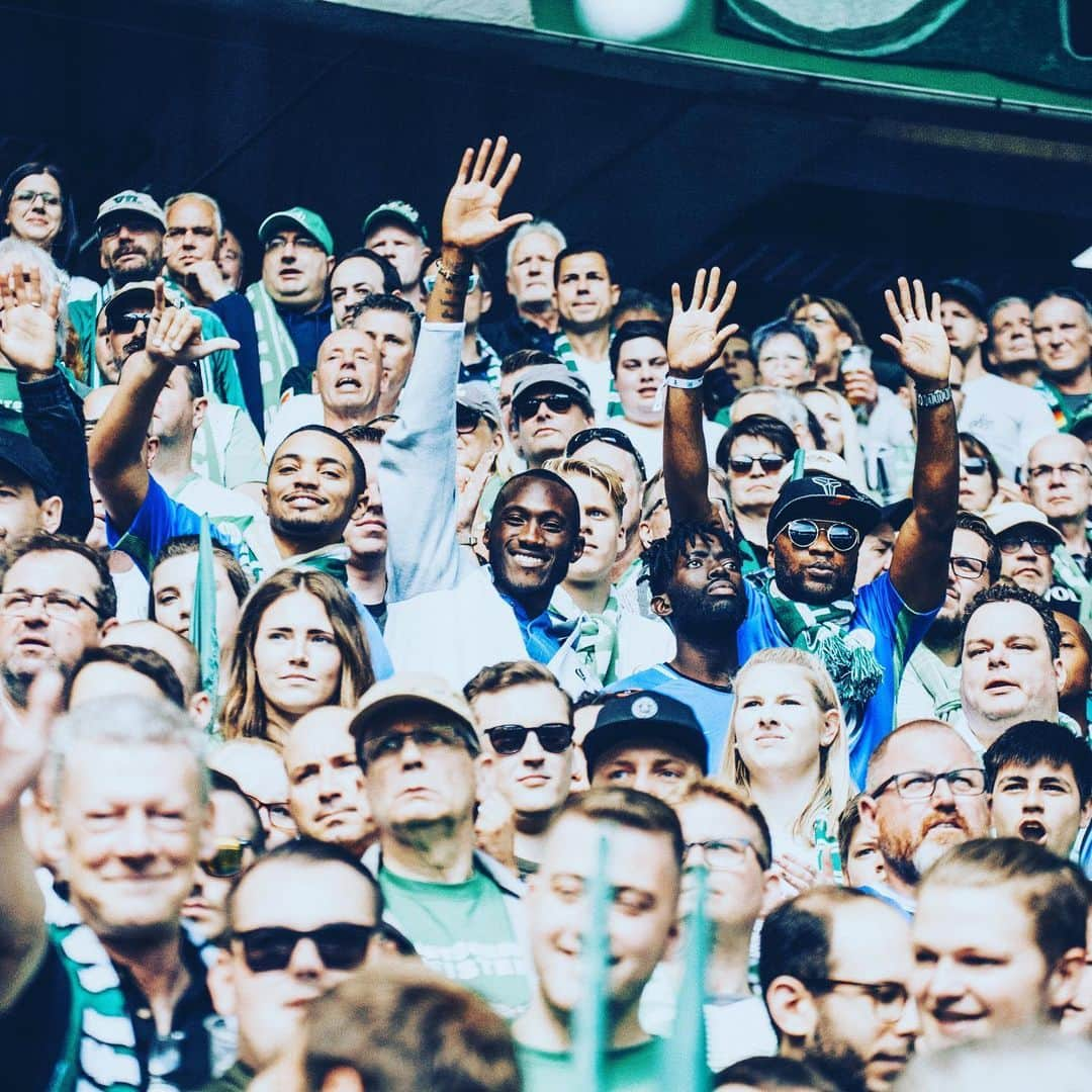 VfLヴォルフスブルクさんのインスタグラム写真 - (VfLヴォルフスブルクInstagram)「👋🏿 Schenkt unserem Kapitän ein 💚⤵️! #immernurdu #vflwolfsburg #arbeitfussballleidenschaft」6月4日 16時46分 - vfl.wolfsburg