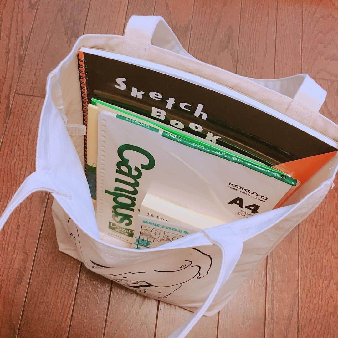 藤岡拓太郎さんのインスタグラム写真 - (藤岡拓太郎Instagram)「【絵本「たぷの里」トートバッグ】 2500円（税込）／コットン100%／12オンス／36センチ×37センチ --------- 大阪では今日から、本町の「toi books」と緑地公園の「blackbird books」で販売してもらっています。こちらの二店ではサイン本の予約もできます！ぜひとも。 オンラインでは6/20（木）販売スタートです。 --------- 絵本「たぷの里」特設ページ takutaro.com/tapunosato/ #たぷの里 #1200円+税 #7月21日頃発売 #ナナロク社 #絵本」6月4日 16時50分 - takutaro5