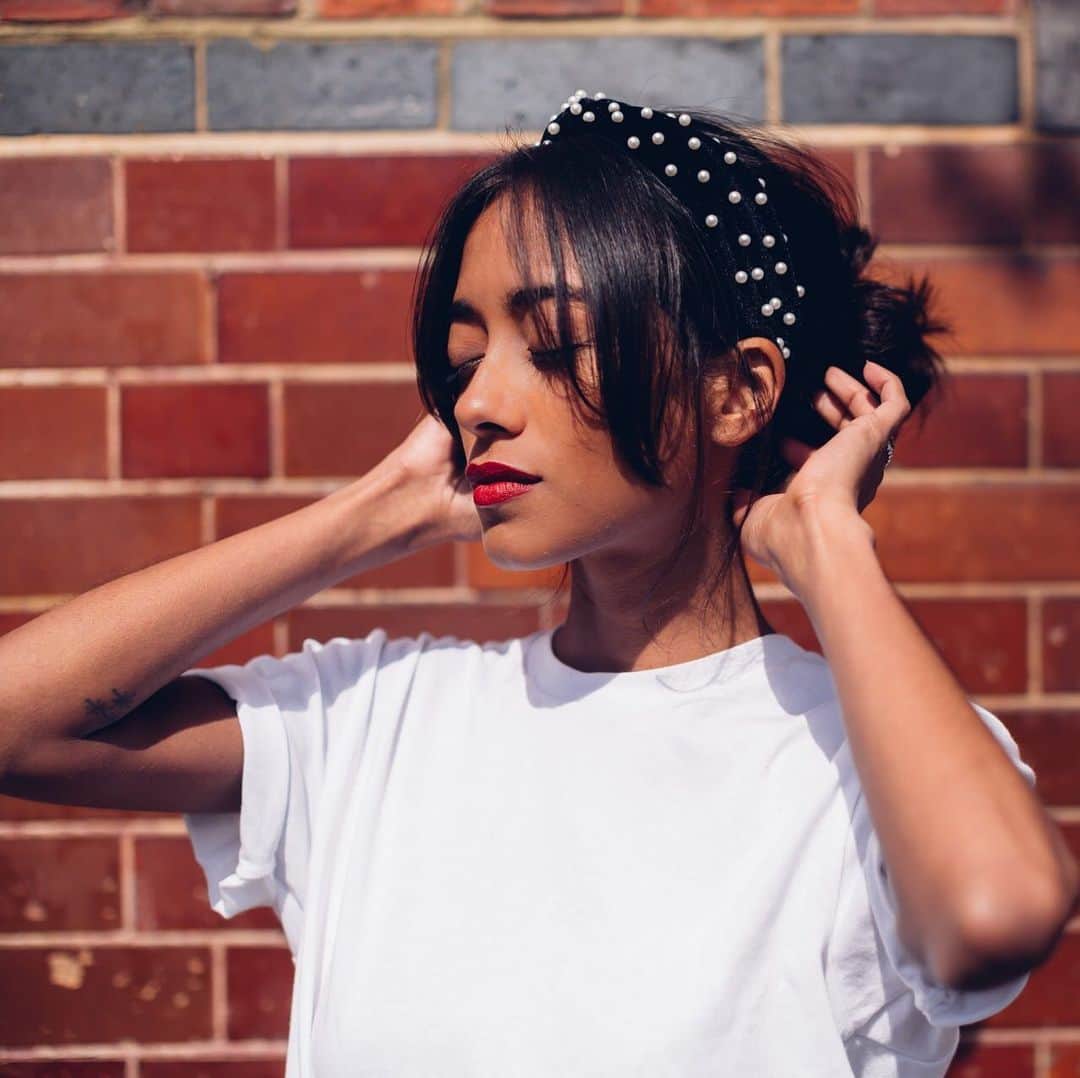 アクセサライズのインスタグラム：「A must-have hair accessory for in-between hair wash days, our pearl-studded velvet hair band is a blogger’s fave. 💖 📸 @trishnarawr  Tap the link in the bio to shop now. #Accessorize #Accessorizer」