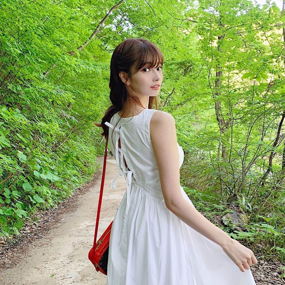 得あゆさんのインスタグラム写真 - (得あゆInstagram)「緑に癒されて東京で頑張れます🌳 ・ one-piece : @redyazel bag : @louisvuitton sandal : @esperanza_official 白のワンピースが好きで たくさん持ってるのに買っちゃう。 ・ ・ ・ ・ ・ ・ ・ #青池#観光#旅行#旅#女子旅#青森#田舎#自然#綺麗#インスタ映え#カメラ女子#ワンピース#美容#ヘアスタイル#ナチュラル#シンプル#ワンピ#コーデ#コーディネート#夏コーデ#絶景#ホワイト#白#写真#louisvuitton#white#travel#japanesegirl#beautifullife#japantrip」6月4日 16時58分 - tokuayu819