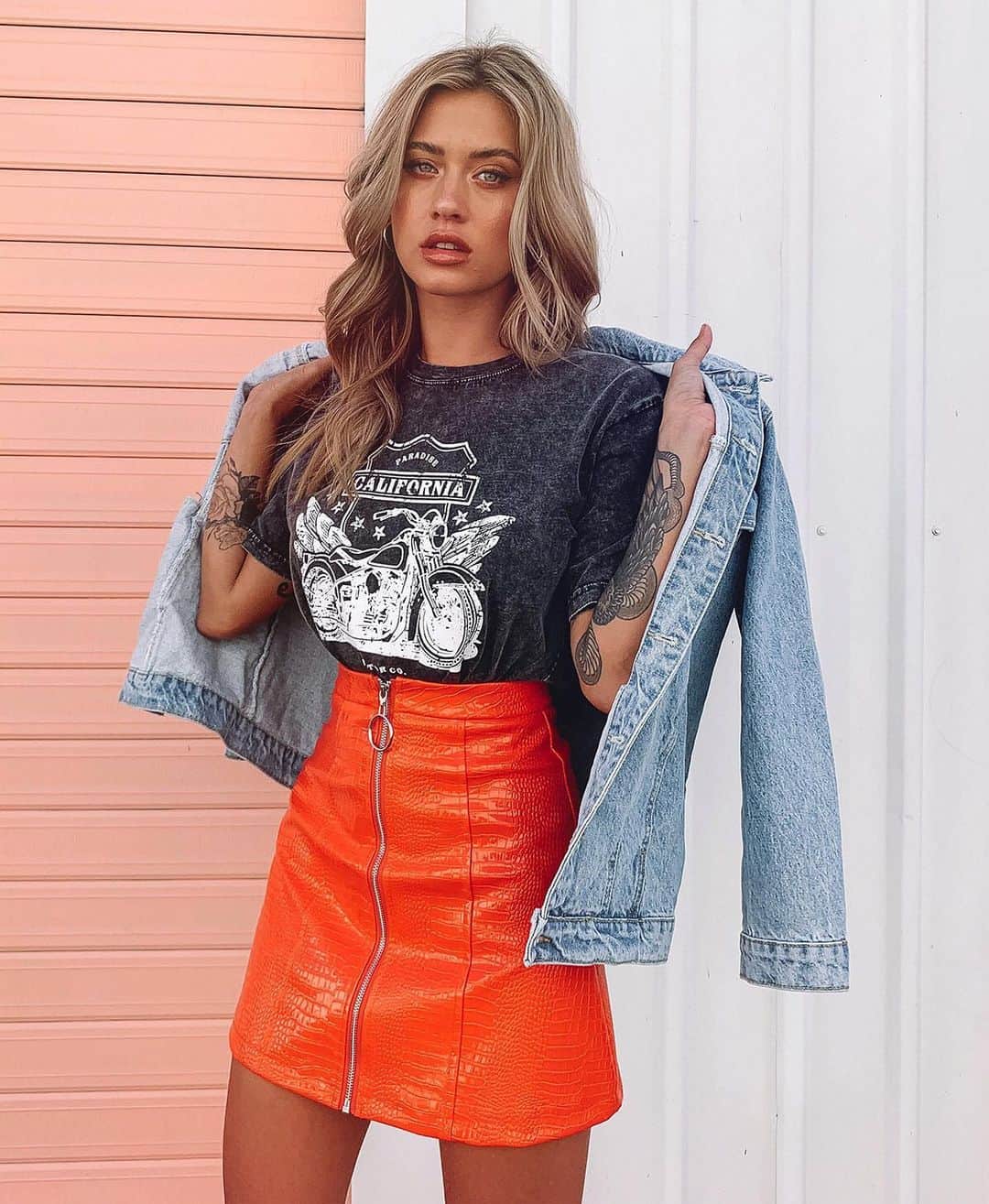 Beginning Boutiqueさんのインスタグラム写真 - (Beginning BoutiqueInstagram)「Festival vibin ⚡ @cathlinulrichsen looking smokin hot in the Verdugo Skirt Red & California Paradise Acid Wash Tee. Are you a student? Grab your UNiDAYS discount from the link in bio!」6月4日 17時00分 - beginningboutique
