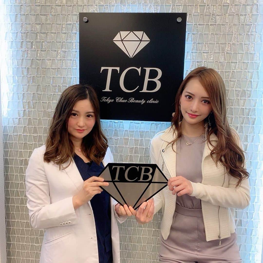 伊東亜梨沙さんのインスタグラム写真 - (伊東亜梨沙Instagram)「東京中央美容外科 渋谷院（ @tcbshibuya ）へ🍉💛 . 富田先生（ @tcbtomita ）は小顔症例数10,000件以上の経験を持つ敏腕女医先生🥳💋 同じ女性ならではの的確なアドバイスをしてくれるしとても話しやすいです✨ . 今回はTCB式drsダイエットを始めることになり、食事の管理やお薬の処方を。自分の力だけでは落とすのが難しい顎下は脂肪吸引をしてきました🐷 . . カウンセリングは無料みたいなので気になる方は是非👄 . ピアスは @selectshop.babyj 🥀 . #リフトアップならtcb東京中央美容外科 #美容整形ならtcb東京中央美容外科 #顎下の脂肪吸引 #tcb式小顔美肌再生 #小顔 #東京中央美容外科 #美容外科 #中野 #東京中央美容外科渋谷院 院 #小顔美肌再生なら #リフトアップ #富田莉沙子」6月4日 17時04分 - arisa__917m