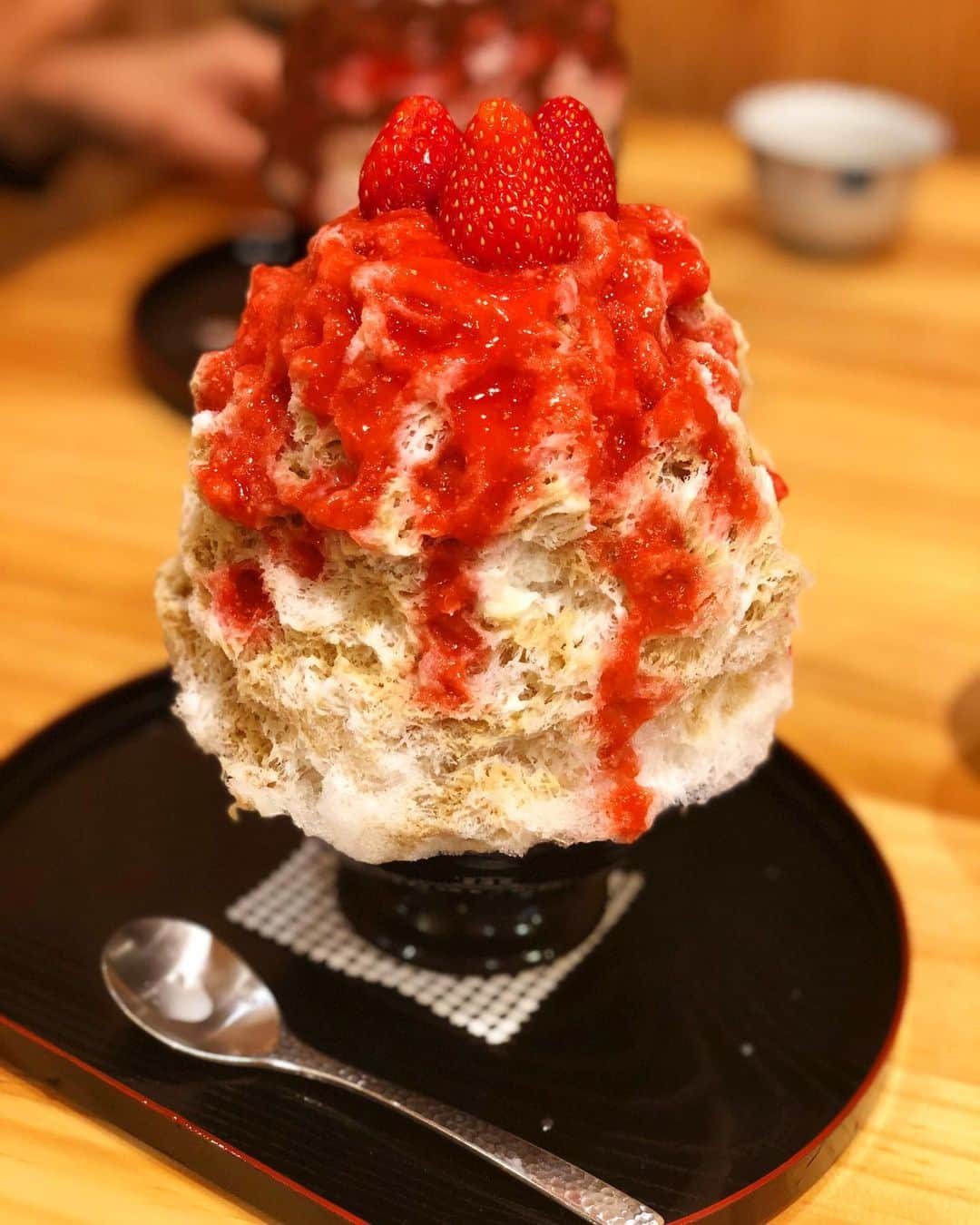 しなしさとこさんのインスタグラム写真 - (しなしさとこInstagram)「. . 日光天然氷のかき氷最高🍧 疲れた体に染み渡る笑〜☺️ 私は生いちご&ミルクティー🍓 ミルクティーキッス美味し💕 . . #しなしさとこ #女子格闘技 #格闘技女子#女子アスリート#腹筋女子 #ジョシカク #アラフォー #40代 #ミクロ級#ご老体にムチ #ボディメイク #42歳 #筋肉女子 #筋肉#ジム女子 #美尻 #美尻トレーニング #パーソナルトレーニング#脱げるカラダ#椛屋 #足立区 #日光天然氷 #天然氷かき氷 #生いちご #かき氷 #かき氷屋さん#かきごおりすと#かき氷女子#氷活#さとこかき氷」6月4日 17時04分 - shinashisatoko