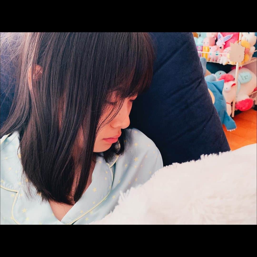 松岡はなのインスタグラム：「早寝早起きなくせに合間ですぐ寝る😪」