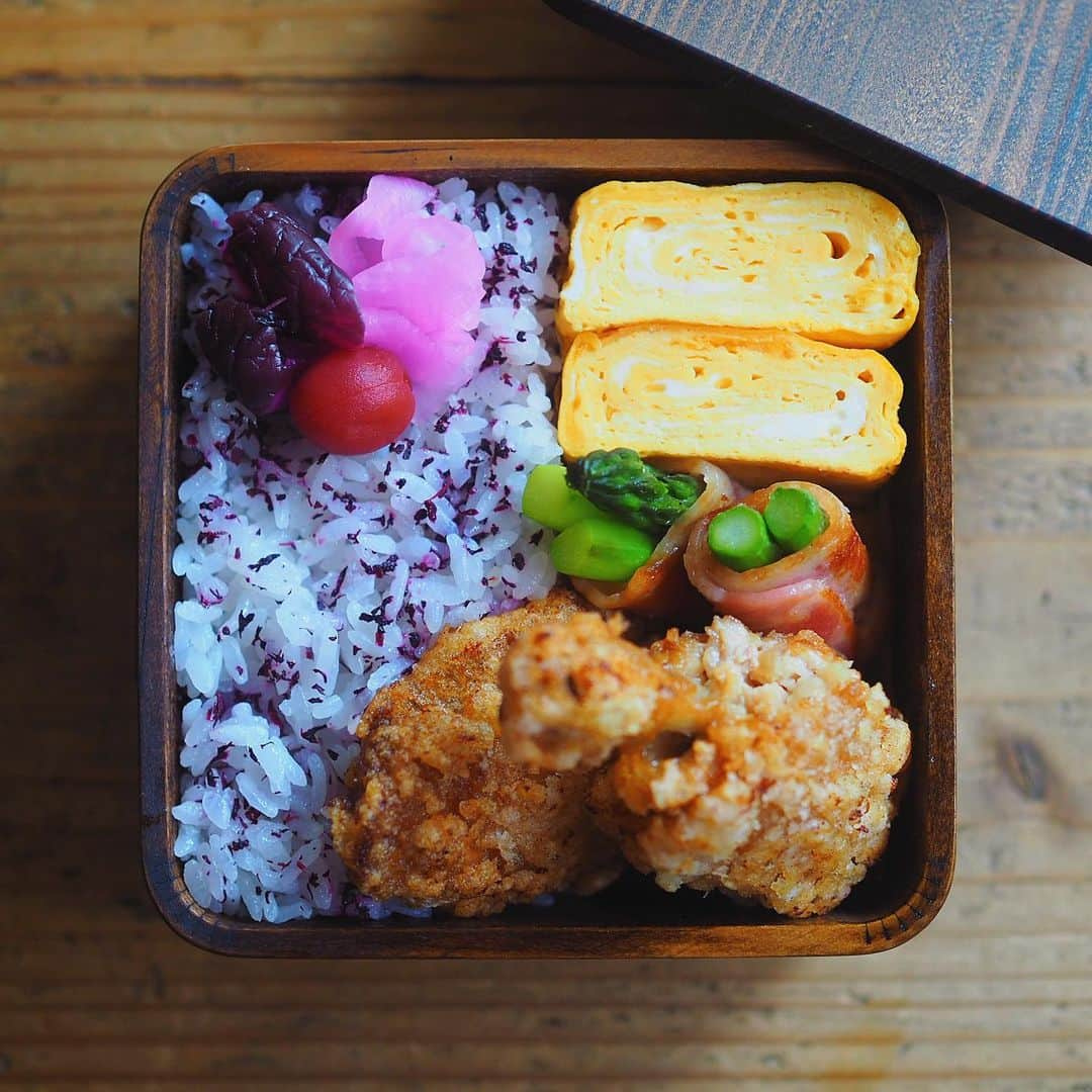 シンプルご飯が好き。さんのインスタグラム写真 - (シンプルご飯が好き。Instagram)「6年生の遠足弁当 クリスピーチキン だし巻き卵 アスパラベーコンチーズ ゆかりご飯 別入れでアメリカンチェリー ―――☞﻿―――☞﻿―――☞﻿𓃰⋆⋆ 2年生の遠足の前に丸の内さんも遠足が。 手羽先で作った唐揚げは骨を1本抜いて だし巻き卵は甘さ控え目にしました。 アスパラベーコンは爪楊枝レスで 巻き終わりから焼きしっかりくっつけ 全体に香ばしく火を通したら 仕上げにカマンベールチーズを入れます。 溶けたところをベーコンにからませると 爪楊枝いらずで美味しいです。 酒が、ビールがすすむやつ。🤪」6月4日 17時11分 - heavydrinker