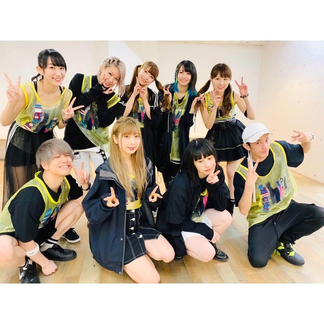 まぁむさんのインスタグラム写真 - (まぁむInstagram)「♡ . . cojirase the tripのみなさんとコラボした【Q'ulle×こじとり】Unveiled【踊ってみた】 アップされましたー(*´▽｀*)❤️ http://nico.ms/sm35215340 カテラン1位ありがとうございます♡ . . トップスの黄色いやつはきんぐが全員分作ってくれたの！🌟 こんな大人数でおどるのもなかなか無いので本当に楽しかったな◌ ❁˚ またやりたい♬ まだ見てない方は是非みてみてください✴︎ . . こじとりさんとはツーマンや中国にも行くので、是非ライブにも遊びに来てねっ！ . #qulle #cojirasethetrip #こじきゅーる#unveiled#dance#踊ってみた#こじとり#きゅーる」6月4日 17時12分 - maamland