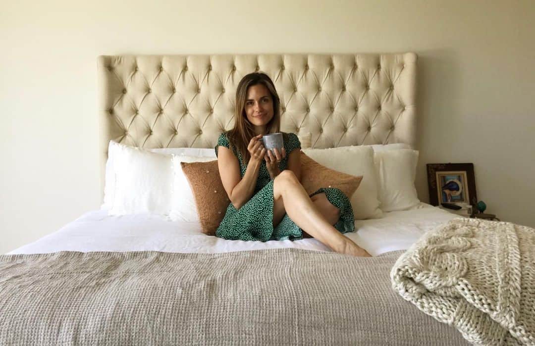 トーレイ・デヴィートのインスタグラム：「Thank you @loomstead for giving me the dreamiest linen sleep ever ! 🦋Having a cozy bed in a new, nearly empty house makes it feel like a home! 💙#sustainablebedding #love #loomstead」