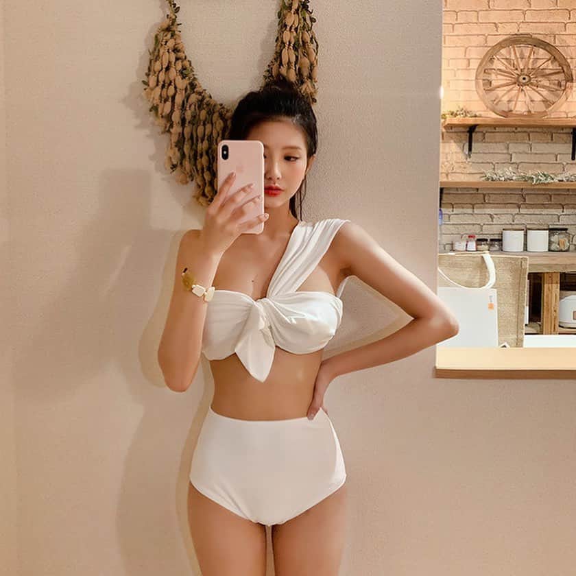 Chuuのインスタグラム：「지금 딱 이시간 베스트 스윔웨어👭#chuuseoul🌴🌴」
