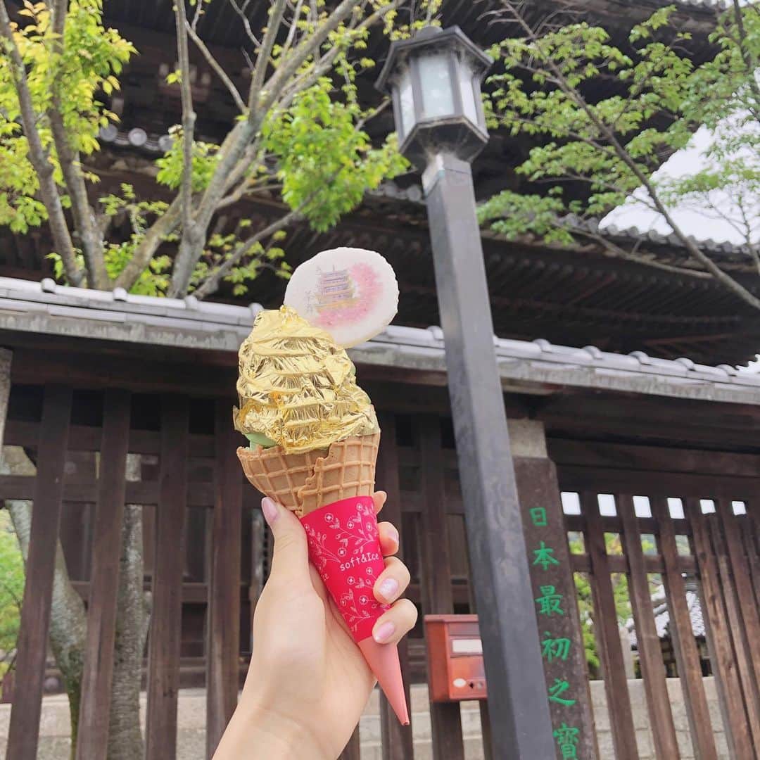 濵松里緒菜さんのインスタグラム写真 - (濵松里緒菜Instagram)「* * 食べてみたかった 金箔ソフトクリーム🍦 * Gold ice cream!! * * #京都 #京都カフェ #カフェ #金箔 #ソフトクリーム #金箔ソフトクリーム #kyoto #kyotocafe #cafe #icecream #japan」6月4日 8時27分 - riona_hamamatsu