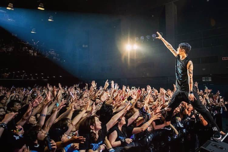 雅-MIYAVI-さんのインスタグラム写真 - (雅-MIYAVI-Instagram)「Rocked Japan! 🇯🇵 ジャパンツアー無事、完走！来てくれた皆のおかげです。本当に、ありがとう！！！！！新しい試み含め色々と不安もあったけど、また一つ掴めた気がします。クルーの皆も本当に毎ショー全力で頑張ってくれました。感謝です🙏🏻７月からはアメリカ編が始まります。世界まわって、また日本で皆と会える日を楽しみにしています！！！！！✋🏻✋🏻😃✨ #TheOtherSide」6月4日 8時38分 - miyavi_ishihara