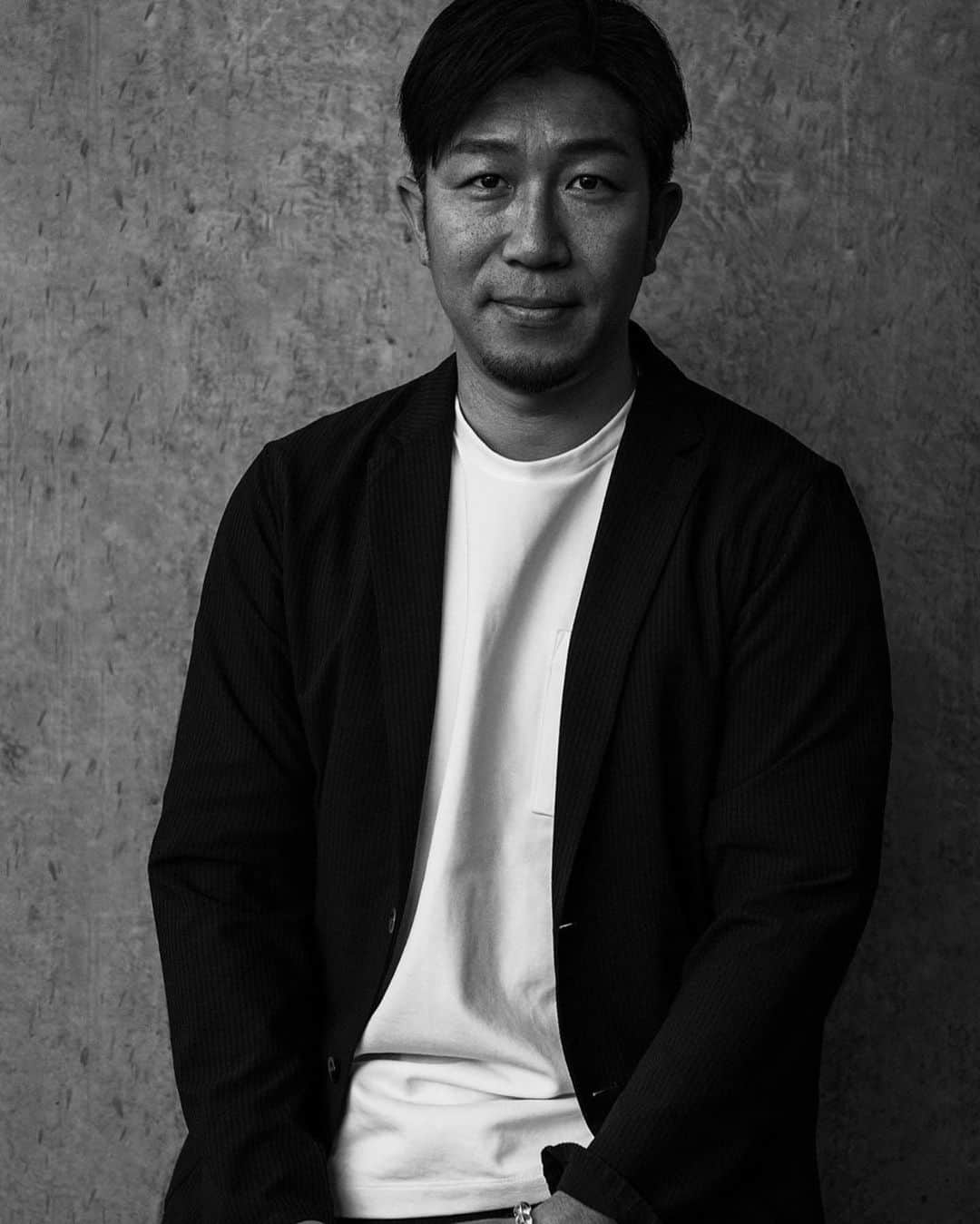 のインスタグラム：「5th, june on sale. august issue of magazine “STEPPIN’ OUT!”. message for over 40 old. “magazine for a women & men continue to challenge” feature HITOSHI TAMURA, ex. professional baseball player over 22 years! if he played MLB, absolutely hit HR over 30! now, commentator for TV 〈J SPORTS〉、〈DAZN〉、〈NHK〉. ・ 6/5発売「挑戦し続ける大人たちへ」をテーマのSTEPPIN’ OUT ! #ステッピンアウト !(おとな版 #バァフアウト ! #BARFOUT !)8月号に #多村仁志 さんご登場。ロングヒッター、強肩の外野守備と、仮にメジャーに行っていたら、活躍したことは間違いない。が、もう1つの才能はセカンド・キャリアの今。〈J SPORTS〉、〈DAZN〉、〈NHK〉などで、日本とメジャー両方に目配せした視点、丁寧かつ独自の情報を入れ込んだ新しい感覚のコメンテーターが人気を呼んでいます！  #steppinout #drama #theather #stage #tv #movie  #cinema  #film  #filmdirector #filmmaker  #nolimit #challenge #challenger #magazine  #printmagazine #photography  #photo #photographer #portrait #travel #instatravel 撮影時ちょっと疲れが瞼に…(=_=).」