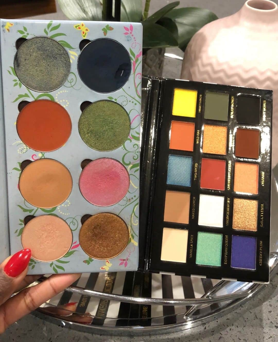 Makeup Addiction Cosmeticsさんのインスタグラム写真 - (Makeup Addiction CosmeticsInstagram)「As the product developer, it would be lovely for you guys to comment what format of palette you prefer: 15 shades and smaller pans right or 8 shades and bigger pans left? 💭😍😱 👉 Comment below and help a sister out 😋 #makeupaddiction #makeupaddictioncosmetics #whichdoyouprefer」6月4日 8時35分 - makeupaddictioncosmetics