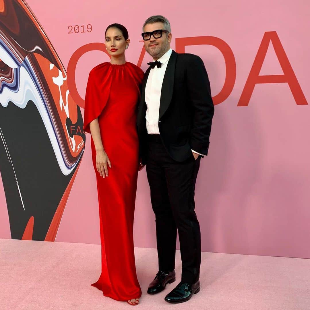 Vogue Runwayさんのインスタグラム写真 - (Vogue RunwayInstagram)「@lilyaldridge and @brandonmaxwell stun at the #CFDAAwards. Tap the link in our bio to see the full red carpet.」6月4日 8時37分 - voguerunway
