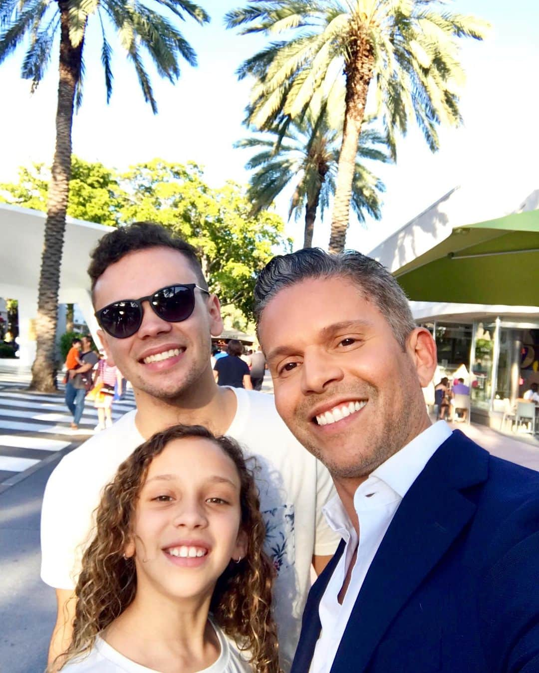 Rodner Figueroaさんのインスタグラム写真 - (Rodner FigueroaInstagram)「Selfie con los sobrinos!!! @alan_figueroagivo #nephews #sobrinos #uncle #tio #linconlroad #miamibeach #rodnerfigueroa」6月4日 8時47分 - rodnerfigueroa