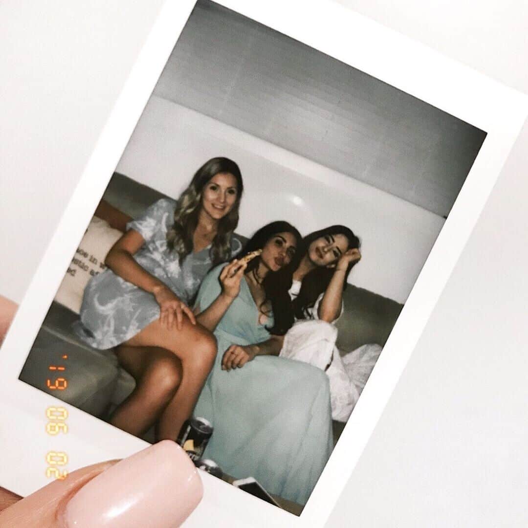 Sarah Ramadanさんのインスタグラム写真 - (Sarah RamadanInstagram)「oh my goodness my bridal shower was SO MUCH FUN! 😭🥂 all my favourite humans coming together, laughing our butts off, and celebrating with so much bread 🥰🙈 ⠀ seriously, my heart is just so heavy!!! thank you to all of my favourite people for making my day so special. me and ryan can’t wait to say I dough in your presence🥂🥖💜 ⠀ lemme explain some of these pictures!! ⠀ 1. me and my maid of honour/sissie👯‍♀️ 2. my gorgeous makeup done by @delcbeauty 😻 3. noor and her partner in mimosa🥂💞 4. me my fave teddy, henley bear!!!🥰 5. henley bear doing a cuddle attac on me and @juliettebusch😂 6. the prettiest cake I ever did see by @delacrumb_😫👏🏼 7. the greatest mama ever (she cooked my favourite lebanese food, in quantities that’s feed a village!!! so many tabouli helpings😅🙈) 8. post-party pizza / bananagram night w/ @juliettebusch and @veedalooca 💜 ⠀ ⠀ I just posted a youtube to share the rest of the fun! I hope you guys enjoy💜😂」6月4日 8時43分 - fightforgrowth