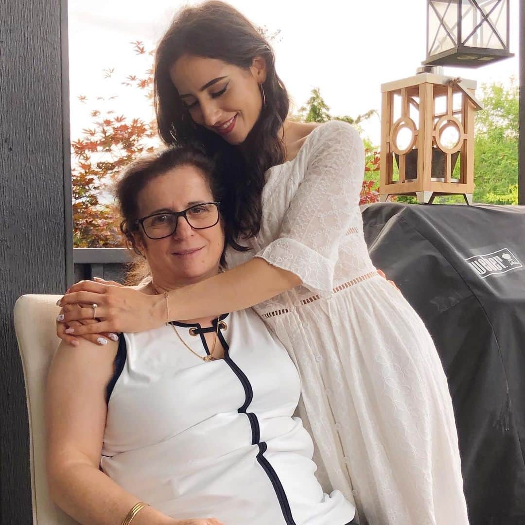 Sarah Ramadanさんのインスタグラム写真 - (Sarah RamadanInstagram)「oh my goodness my bridal shower was SO MUCH FUN! 😭🥂 all my favourite humans coming together, laughing our butts off, and celebrating with so much bread 🥰🙈 ⠀ seriously, my heart is just so heavy!!! thank you to all of my favourite people for making my day so special. me and ryan can’t wait to say I dough in your presence🥂🥖💜 ⠀ lemme explain some of these pictures!! ⠀ 1. me and my maid of honour/sissie👯‍♀️ 2. my gorgeous makeup done by @delcbeauty 😻 3. noor and her partner in mimosa🥂💞 4. me my fave teddy, henley bear!!!🥰 5. henley bear doing a cuddle attac on me and @juliettebusch😂 6. the prettiest cake I ever did see by @delacrumb_😫👏🏼 7. the greatest mama ever (she cooked my favourite lebanese food, in quantities that’s feed a village!!! so many tabouli helpings😅🙈) 8. post-party pizza / bananagram night w/ @juliettebusch and @veedalooca 💜 ⠀ ⠀ I just posted a youtube to share the rest of the fun! I hope you guys enjoy💜😂」6月4日 8時43分 - fightforgrowth
