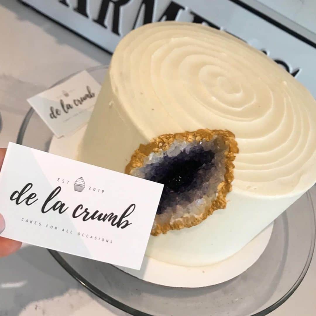 Sarah Ramadanさんのインスタグラム写真 - (Sarah RamadanInstagram)「oh my goodness my bridal shower was SO MUCH FUN! 😭🥂 all my favourite humans coming together, laughing our butts off, and celebrating with so much bread 🥰🙈 ⠀ seriously, my heart is just so heavy!!! thank you to all of my favourite people for making my day so special. me and ryan can’t wait to say I dough in your presence🥂🥖💜 ⠀ lemme explain some of these pictures!! ⠀ 1. me and my maid of honour/sissie👯‍♀️ 2. my gorgeous makeup done by @delcbeauty 😻 3. noor and her partner in mimosa🥂💞 4. me my fave teddy, henley bear!!!🥰 5. henley bear doing a cuddle attac on me and @juliettebusch😂 6. the prettiest cake I ever did see by @delacrumb_😫👏🏼 7. the greatest mama ever (she cooked my favourite lebanese food, in quantities that’s feed a village!!! so many tabouli helpings😅🙈) 8. post-party pizza / bananagram night w/ @juliettebusch and @veedalooca 💜 ⠀ ⠀ I just posted a youtube to share the rest of the fun! I hope you guys enjoy💜😂」6月4日 8時43分 - fightforgrowth