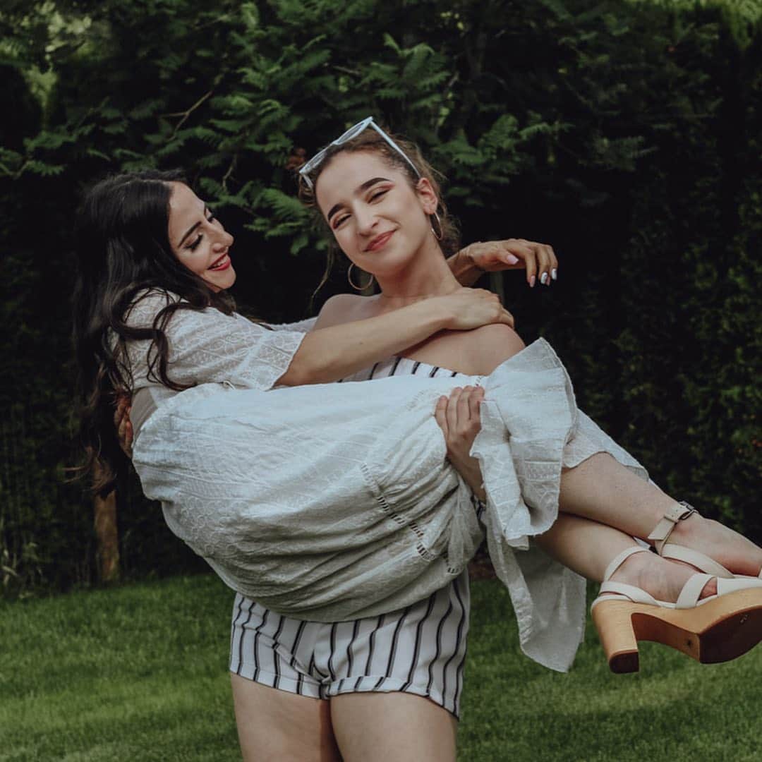 Sarah Ramadanのインスタグラム：「oh my goodness my bridal shower was SO MUCH FUN! 😭🥂 all my favourite humans coming together, laughing our butts off, and celebrating with so much bread 🥰🙈 ⠀ seriously, my heart is just so heavy!!! thank you to all of my favourite people for making my day so special. me and ryan can’t wait to say I dough in your presence🥂🥖💜 ⠀ lemme explain some of these pictures!! ⠀ 1. me and my maid of honour/sissie👯‍♀️ 2. my gorgeous makeup done by @delcbeauty 😻 3. noor and her partner in mimosa🥂💞 4. me my fave teddy, henley bear!!!🥰 5. henley bear doing a cuddle attac on me and @juliettebusch😂 6. the prettiest cake I ever did see by @delacrumb_😫👏🏼 7. the greatest mama ever (she cooked my favourite lebanese food, in quantities that’s feed a village!!! so many tabouli helpings😅🙈) 8. post-party pizza / bananagram night w/ @juliettebusch and @veedalooca 💜 ⠀ ⠀ I just posted a youtube to share the rest of the fun! I hope you guys enjoy💜😂」