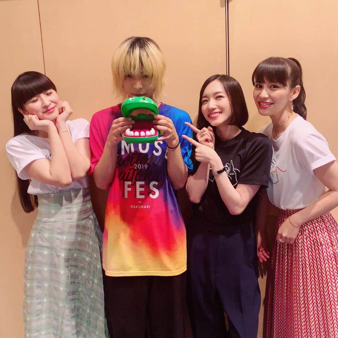 Perfumeさんのインスタグラム写真 - (PerfumeInstagram)「With these 3 guys! ウワサの3人と☆ #AmuseFes2019 #prfm #ポルノグラフィティ #SkoopOnSomebody #エドガー・サリヴァン」6月4日 8時44分 - prfm_official