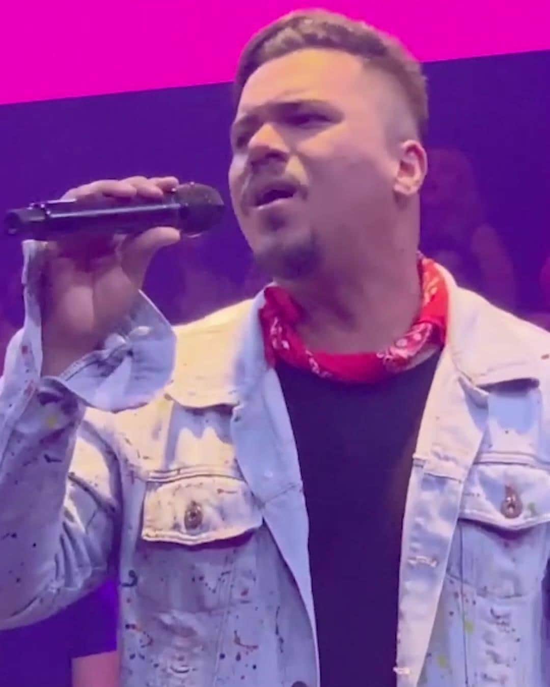 Sorriso Marotoのインスタグラム：「Olha aí o clipe de #MaiorBarato com mais de 1 milhão de visualizações! 😃 Quem curte essa letra? 😍 #AoCuboAoVivoEmCores」