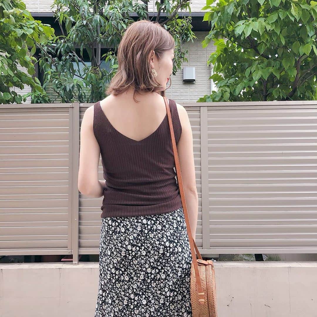 Kikuno Sayumiさんのインスタグラム写真 - (Kikuno SayumiInstagram)「〻rib tank top 〻 ・ ・ ・ @gorgeshop_official のリブタンク𓂃 ・ これすごく形がキレイ✧*後ろのカッティングも広めに空いてて◎ ・ こういうシンプルなノースリってめっちゃ使える！ ・ ここはほんとプチプラでオシャレなお洋服が多い☺︎このトップスも¥990だったよ😍 ・ ・ サンダルは @a_trend_ld のもの。皮が柔らかくて足入れしやすい👌合わせやすくて良い◎ ・ ・ ・ tops▶ @gorgeshop_official skirt▶︎ @titivatejp shoes▶ @a_trend_ld ・ ・ ・ #ファッション#コーデ#fashion#ママ#ママコーデ#ponte_fashion #プチプラコーデ#大人カジュアル#ヘアアレンジ#オン眉#大人可愛い#ジユジョ#ゴージ#gorge#ジユパト#ユニジョ#byphotome#ootd#夏コーデ#マタニティコーデ#妊娠8ヶ月#mamagirl #ママリ#ママリファッション#titivatestyle」6月4日 8時59分 - sayumikikuno