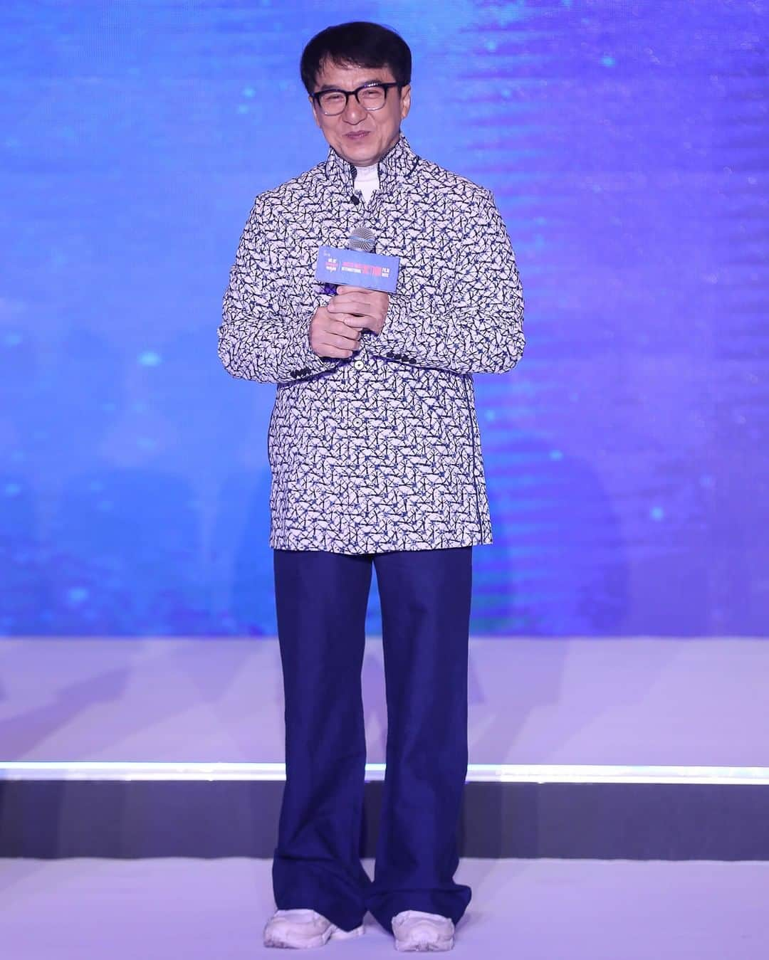 GQさんのインスタグラム写真 - (GQInstagram)「Jackie Chan with quite possibly the biggest fit yet. #BigFitoftheDay」6月4日 9時00分 - gq