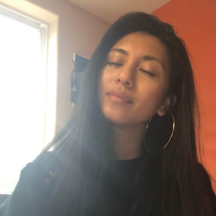シェネルのインスタグラム：「Love @siamusic crazy diction that I never understand hahah .. love the colab and I owe u guys a damn melody Monday 🤗 .. what should I sing next peoples! @diplo #thunderclouds #melodymonday #chenelle」