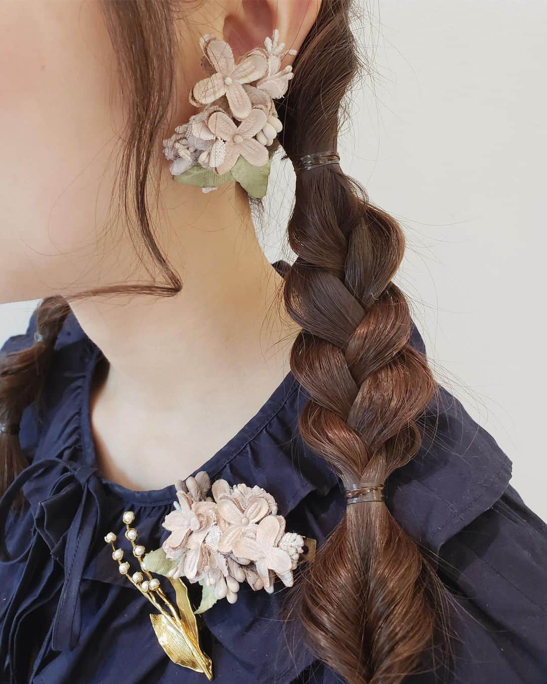 エムスールさんのインスタグラム写真 - (エムスールInstagram)「【new】6月 ○。あじさいのアクセサリー . 名古屋PARCOイベント、昨日で無事終了いたしました🙌 いつも温かく迎えてくれる皆様、ふとお立ち寄りいただいた皆様、ありがとうございました◎ . . 6月に入りましたね＊ 道端でも紫陽花のお花を見かけることが増えて来ました。 先日名古屋イベントから発売を開始した あじさいシリーズの新作がWEBにも入荷しています◎ 同じあじさいでも、毎年素材や色合いで雰囲気が異なり、どれもそれぞれ素敵ですよ☺︎ 季節のお花、あじさい。 是非チェックしてみてくださいね♩ . . 【ZOZOTOWN トピックス】 https://zozo.jp/search/?p_tpcsid=967296&dord=21&dstk=2 . #msoeur #m_soeur #エムスール #リラフ #布花 #メタル #花のある暮らし #flower #ギフト #アクセサリー  #アンティーク #handmade #ハンドメイド #てづくり #あじさい #紫陽花 #クリップアレンジ #イヤリング #ピアス」6月4日 9時09分 - m_soeur