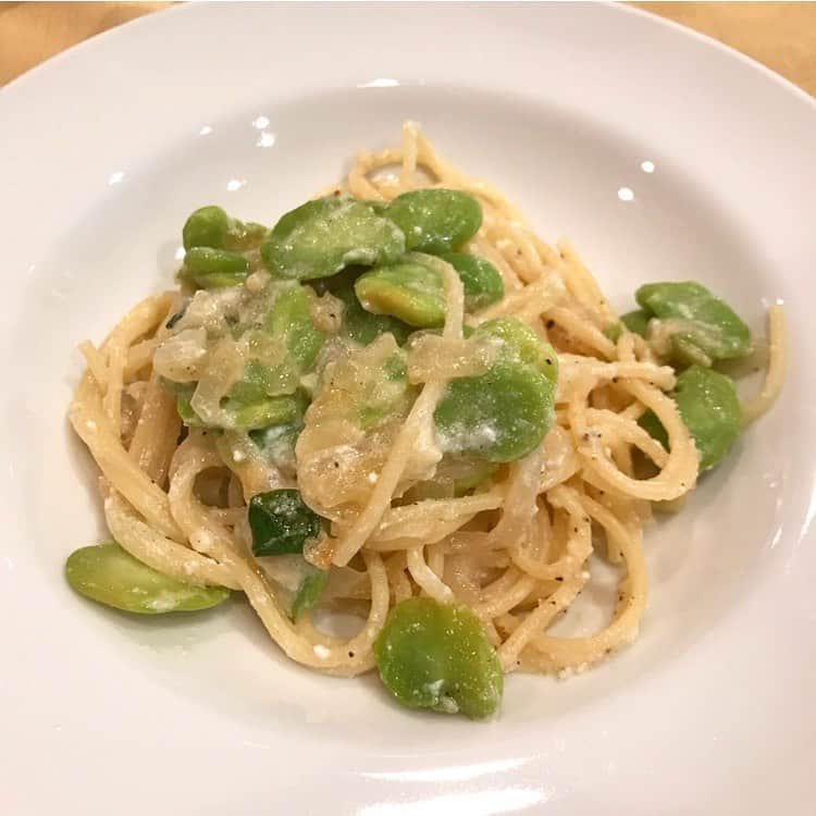 近藤しづかさんのインスタグラム写真 - (近藤しづかInstagram)「“Spaghetti con fave” 旬のそら豆は、パスタにしても美味しいよ♪ 最近、皮膚科へ行ったの。そしたら採血して💦 亜鉛が不足していると皮膚に問題が起きることが多いんだそう。 そら豆はそんな人間に不足しがちな栄養価の一つである亜鉛を豊富に含んでいるよ！ 台所は家庭の薬局✨ . #しづか御膳 #パスタ #イタリア #マンマパスタ #マンマ #イタリアン #健康 #美容 #料理 #美味しい #そら豆 #旬 #野菜  #pasta #fave #spaghetti #mammapasta #cucinare #sano #ricetta #veloce #simplici #italia #healthy #everydaypasta #pastapasta #cookingathome #cookinglight」6月4日 9時09分 - shizuka_kondo