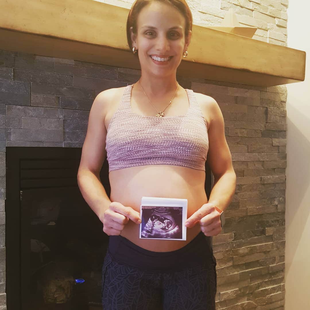 メーガン・デュアメルさんのインスタグラム写真 - (メーガン・デュアメルInstagram)「The little baby is getting bigger everyday! Week 17 now and the baby is the size of a pear. The rest of my stomach is expanding at an even quicker rate! Baby is good and strong so far 💪🤰 #pregnant #ultrasound #pregnancyweek17 #bigbelly」6月4日 9時15分 - meaganduhamel