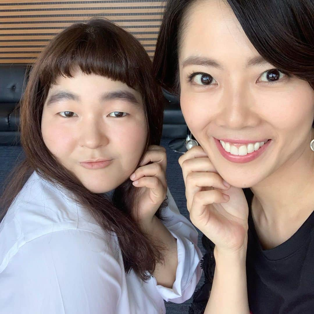 大和田美帆さんのインスタグラム写真 - (大和田美帆Instagram)「明後日6/6 (木)の#ヒルナンデス にVTR出演します。 .  #ユニバース @univershara さん  に#メイク技 や #自撮りテク を教えてもらい、、 収録後に、、腕を入れてみたり太陽を探してみたり、、 . . するとなぜかどの写真にも #ユニバース川瀬さん が写りこんでしまう奇跡。 笑 .  私がここ半年気に入ってる#メイクグッズ は #excel の#アイシャドウ (使い込んでる) と #makeupforever  の #ハイライト .  #どうやったって自撮りが苦手です 恥ずかしさが上回ってしまう〜」6月4日 9時15分 - miho_ohwada