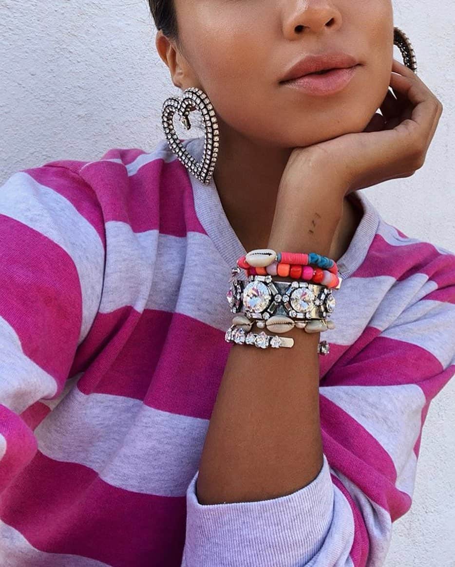 のインスタグラム：「Bling, bling, summer is here ☀️ @sincerelyjules rocking an #armparty • tap to shop #dannijogirls」