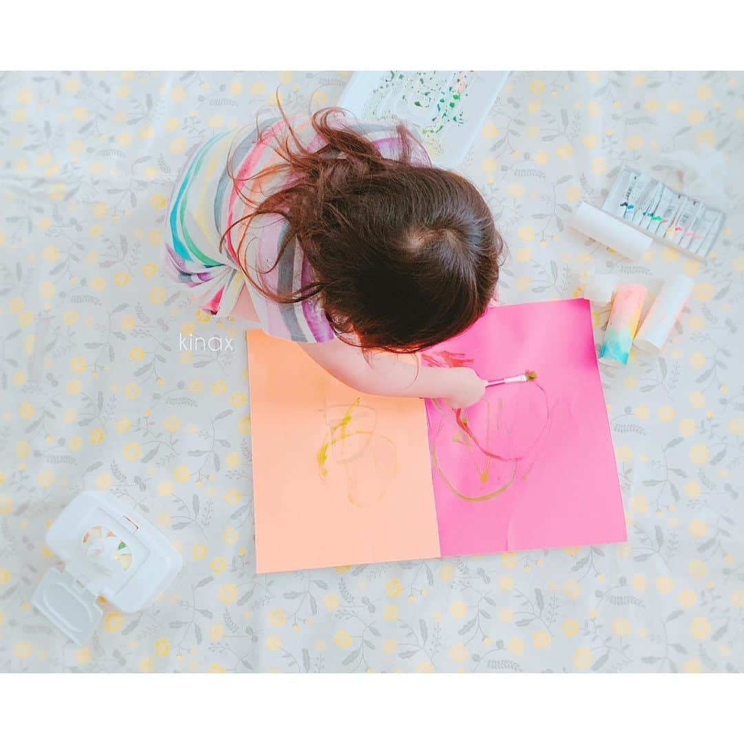 kinaxのインスタグラム：「. good morning(๑′ᴗ‵๑)☀in Japan, and good afternoon, good evening, good night for world friends! . 今日も暑くなりそうだね☀️ . . 昨日ちびっこ姉さんが持って帰ってきた絵の具をみつけて 「やいたい！やいたい！」なむちこさんと 朝からお絵描き🎨 . お絵描き楽しいよねぇ(๑′ᴗ‵๑)♡ . . 風船を描いたむちこさんが ままもやって！っていうので 描いてあげたら 「しぇいかい！じょうずねぇー！」 って褒めてくれたよʕ •́؈•̀ ₎笑 . ぷぷぷ♡ . . 話はちょっと変わって 昨日何もないところで転んだむちこさんが いたいーって泣いたんだけど 部屋の中だったし怪我もしていなかったので 大丈夫ー？ってヨシヨシしていたら 「どいーんってして、いたいいたいーってして、 うえーん、てなって、けがしたー」 だってʕ •́؈•̀ ₎笑 . 怪我してないけども…笑 説明が上手になってきたねぇʕ •́؈•̀ ₎笑 . . みんなも楽しい1日を♡ . . #親バカ部 #絵の具 #おえかきあそび #ちょっと手につく度に洗わされる 2019/06/04」