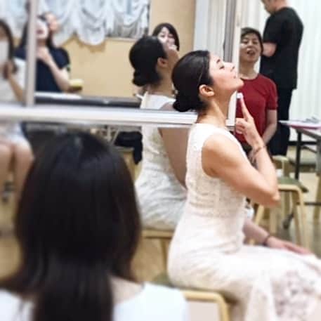 間々田佳子のインスタグラム：「表情筋にちょっと喝を入れるだけでも 顔はイキイキしてくるよね？😆✨ 今日も頑張っていきましょ💪💕✨ #間々田佳子 #顔ヨガ #二重アゴ解消  #表情筋研究家」