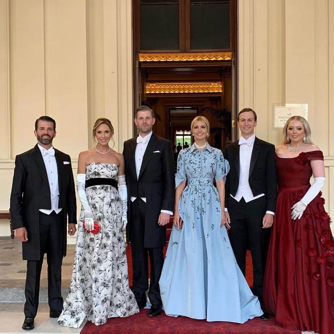 Despierta Americaさんのインスタグラム写真 - (Despierta AmericaInstagram)「Los Trump de visita en el Palacio de Buckingham para cenar con la reina Isabel II. Desliza ➡️➡️➡️」6月4日 9時24分 - despiertamerica