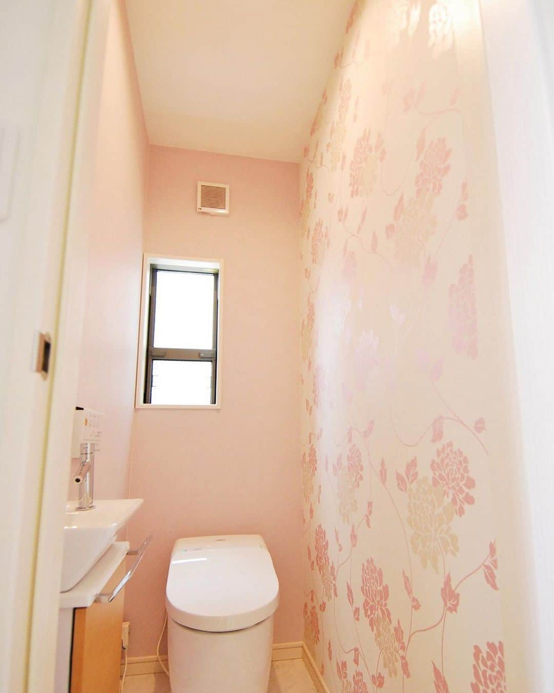 京都建物さんのインスタグラム写真 - (京都建物Instagram)「＊toiletまとめ＊ クロスでガラッと雰囲気が変わりますね♩ . お客様施工例より . #京都建物 #一戸建て #注文住宅 #自由設計 #home #instahouse #interior #京都 #マイホーム #子育て #住まい #新築 #新築一戸建て #暮らし #ナチュラル #工務店 #マイホーム計画 #家づくり #インテリア #インテリア好き #おしゃれな家 #おしゃれな暮らし #room #住宅 #家 #myhome #room #toilet」6月4日 9時27分 - kyototatemono_