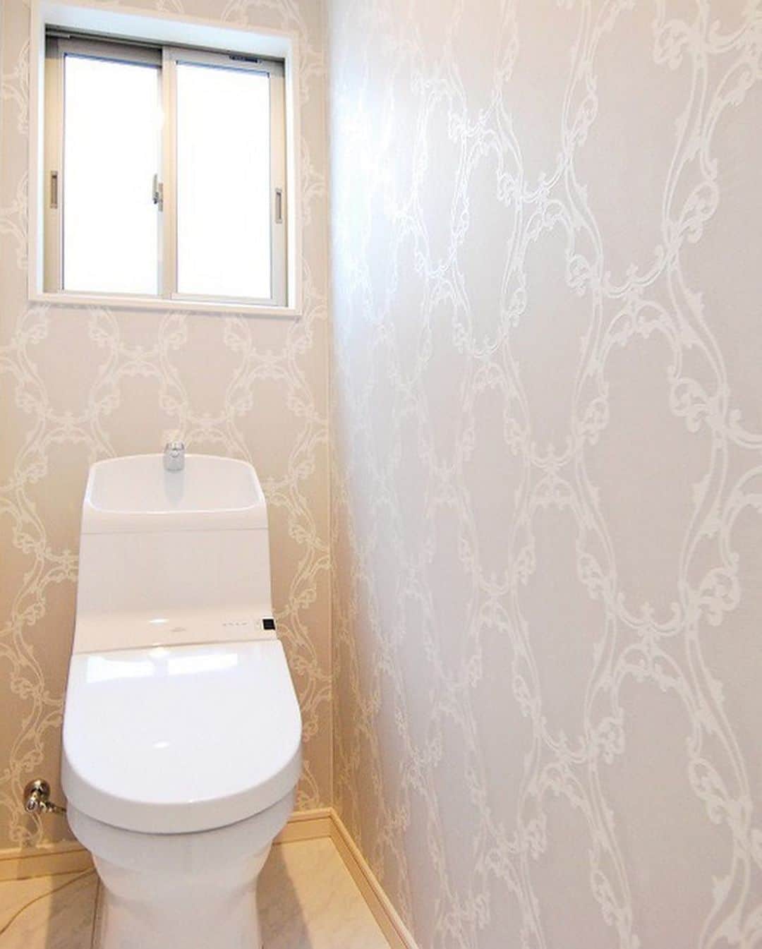 京都建物さんのインスタグラム写真 - (京都建物Instagram)「＊toiletまとめ＊ クロスでガラッと雰囲気が変わりますね♩ . お客様施工例より . #京都建物 #一戸建て #注文住宅 #自由設計 #home #instahouse #interior #京都 #マイホーム #子育て #住まい #新築 #新築一戸建て #暮らし #ナチュラル #工務店 #マイホーム計画 #家づくり #インテリア #インテリア好き #おしゃれな家 #おしゃれな暮らし #room #住宅 #家 #myhome #room #toilet」6月4日 9時27分 - kyototatemono_