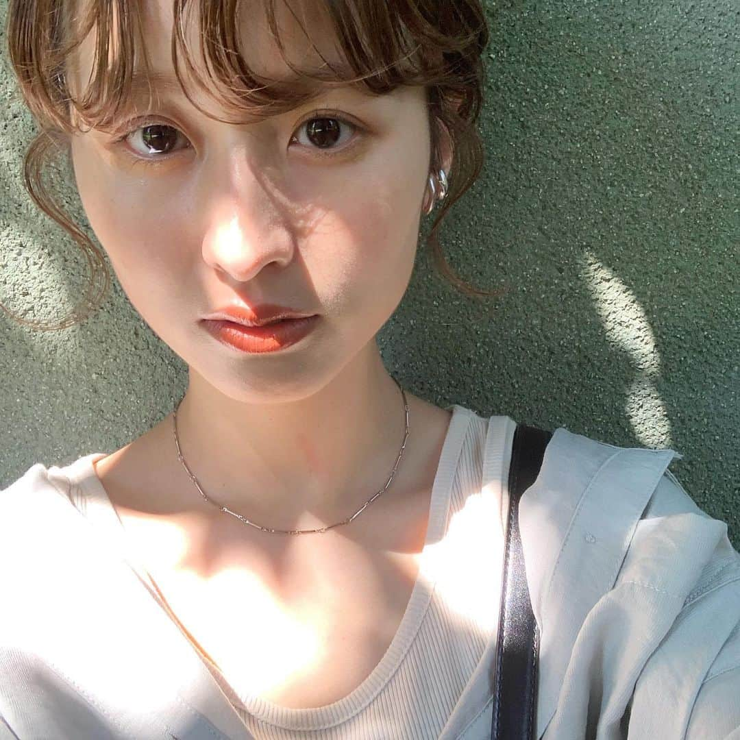 えぐっちょさんのインスタグラム写真 - (えぐっちょInstagram)「木漏れ日🌞  アクセサリーのお供はやっぱり イヤカフでした！ シルバーが多くなってきてる 写真講習のとき頑張ってとってみたやつ  #海外研修 #pal海外研修 #Kastane #イヤカフ」6月4日 9時27分 - eguccho02