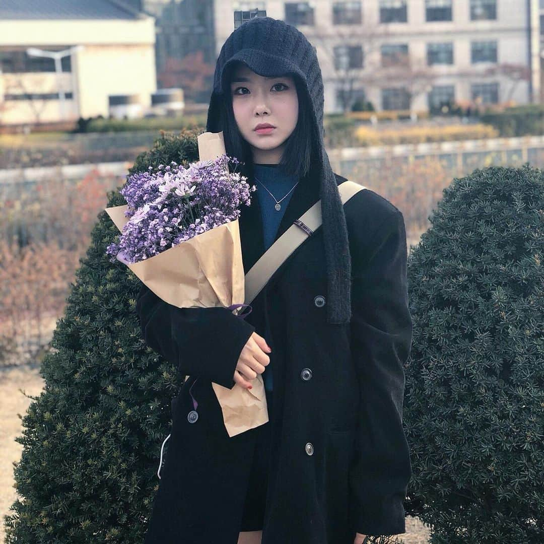 イ・ユナのインスタグラム：「여기에 아름다운 꽃이 두 개 있어요💐」