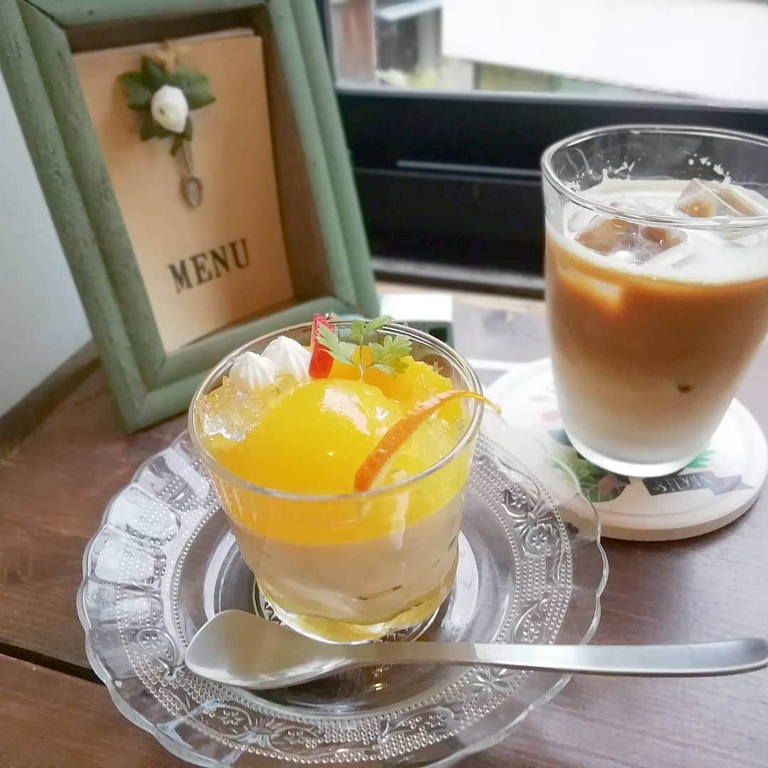 ひっちさんのインスタグラム写真 - (ひっちInstagram)「中崎町カフェ巡り🚶☕✨﻿﻿﻿﻿ ﻿﻿﻿﻿ 一緒に巡ってくれた﻿﻿﻿﻿ じゅんくん、いづなちゃん、かりんりん﻿﻿﻿﻿ ありがたき(*´ω`*)ﾉﾝ﻿﻿﻿﻿ ﻿﻿﻿﻿ カフェ☕∗はお気に入りのアイテムと一緒にカップを撮影したくなるね！﻿！(確信)﻿﻿﻿ 時計とか時計とか時計とか！！笑﻿﻿﻿﻿ 要約：カフェ投稿しながら時計も載せるよ！﻿﻿﻿﻿ ﻿﻿﻿ ┈┈┈┈┈┈┈┈┈┈﻿﻿ カフェ(左)﻿(食べ歩き🚶)﻿﻿ →@juice.place ﻿﻿﻿ 🆗味がほんっっっっとにおいしい！これはリピート確定🍉͟͟͞͞ =🍍͟͟͞͞ =( '-' 🍎 )﻿﻿ ﻿﻿ カフェ(右)﻿(店内席あり🤙🏻)﻿﻿ →@douceur.yasashii.sweets﻿﻿﻿ ﻿﻿🆗店内で食べれるのとサクラビル横すぐにあるので古着屋巡りで疲れたら是非🙌🙌☀️ ﻿﻿ ┈┈┈┈┈┈┈┈┈┈﻿﻿ 今回の時計→ALLYDENOVO﻿⌚✨﻿﻿﻿ @allydenovo_japan は色んな型出てて全部最高なデザインやから気になる人見てみてね！﻿﻿﻿ 昨年からなんっっっかいもコーデで使ってて好きすぎて色違いも追加したのでペアで使ってます(๑•ω•๑)♡﻿﻿﻿﻿ ┈┈┈┈┈┈┈┈┈┈﻿﻿ #関西カフェ #大阪カフェ #中崎町カフェ #カフェ巡り好きな人と繋がりたい #カフェ活 #カフェ好き ﻿﻿﻿﻿﻿ #お洒落さんと繋がりたい #おしゃれさんと繋がりたい #カフェ好きな人と繋がりたい #カフェ活 #カフェ好きと繋がりたい #中崎町古着屋 #中崎町ランチ #大阪駅カフェ #梅田カフェ #梅田カフェ巡り #梅田ランチ #梅田ランチ #中崎町古着 #カフェ巡り好きな人と繋がりたい #関西カフェ部 @kansai_cafegram #カフェスタグラム #カフェ部 #カフェさんぽ #カフェ好きさんと繋がりたい #カフェ好き男子 #カフェ男子」6月4日 9時37分 - hicchiwear