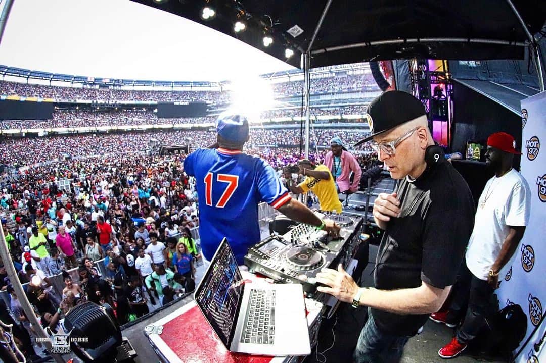 ファンクマスター・フレックスのインスタグラム：「@realjabba is the best to ever work a crowd! Unreal watching and listening to him kill it with @bobbykonders at Summer Jam !!!! Pic via: @blaksmif」