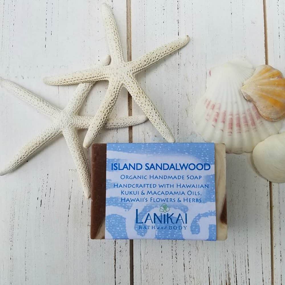 Lanikai Bath and Bodyさんのインスタグラム写真 - (Lanikai Bath and BodyInstagram)「Our sandalwood is a favorite of those who prefer something beyond our floral scents. It’s a light, savory musk made with all of the same nourishing Hawaiian oils and minerals as our floral lines. Rich island sandalwood blended with hints of fresh vanilla bean, with an accent of tropical flowers.  If you haven’t yet, we suggest picking some up 🌴 🌺 #lanikaibathandbody #lanikaibathandbodyjapan #natural #kailuatownhi」6月4日 9時40分 - lanikaibathandbody