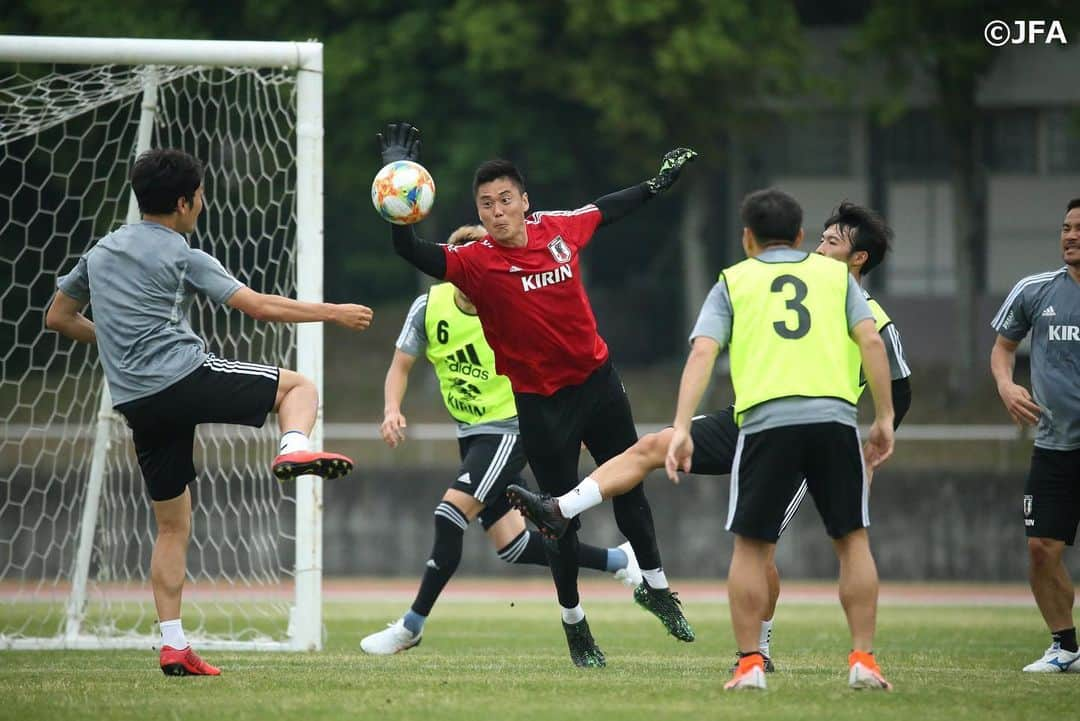 川島永嗣さんのインスタグラム写真 - (川島永嗣Instagram)「Honored to be back to the national team🇯🇵⚽️ この場所に戻ってこれた事はとても光栄なこと。  また日本という国のために、 日本代表と共に大きな夢を見られるように日々精進！！ #national#team#honor#pride#identity#for#glory#日本代表#誇り#名誉#アイデンティティ#新たな栄光のために#共に」6月4日 9時43分 - eijikawashima01