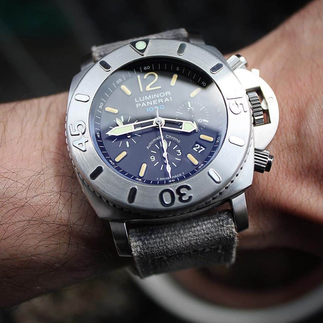パネライのインスタグラム：「You want a rugged #Panerai?  Then let me introduce you to the beast!  The #PAM187 47mm Submersible Chrono with 1000M depth rating and deep blue dial. This piece also is a great example of the patina that happens with a tritium Lume dial. Or T-Dial as you can see at the bottom. Another great pic by buddy @hisham.mardambey #paneraicentral」