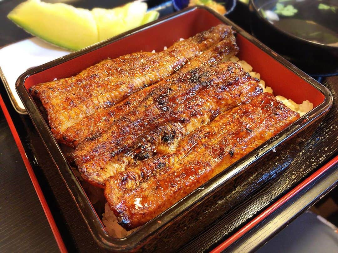 大槻有沙さんのインスタグラム写真 - (大槻有沙Instagram)「週末に磐田で食べたうなぎ👼🏻✨！ 皮パリ系で美味しかった💓 贅沢〜。 やっぱりうなぎは元気出ますね💪🏻 今日はおまちサテライトから公開生放送٩(๑❛ᴗ❛๑)۶ 今スタンバイ中です🙆🏻‍♀️ この後13:54まで放送してますので是非立ち寄ってみて下さいね〜📢 ・ #静岡  #SBSテレビ #SBSラジオ #静岡放送 #鉄崎幹人のWASABI #WASABI #アナウンサー #大槻有沙 #公開生放送 #おまちサテライト #happyweek #follow #followme」6月4日 9時46分 - arisa_otsuki