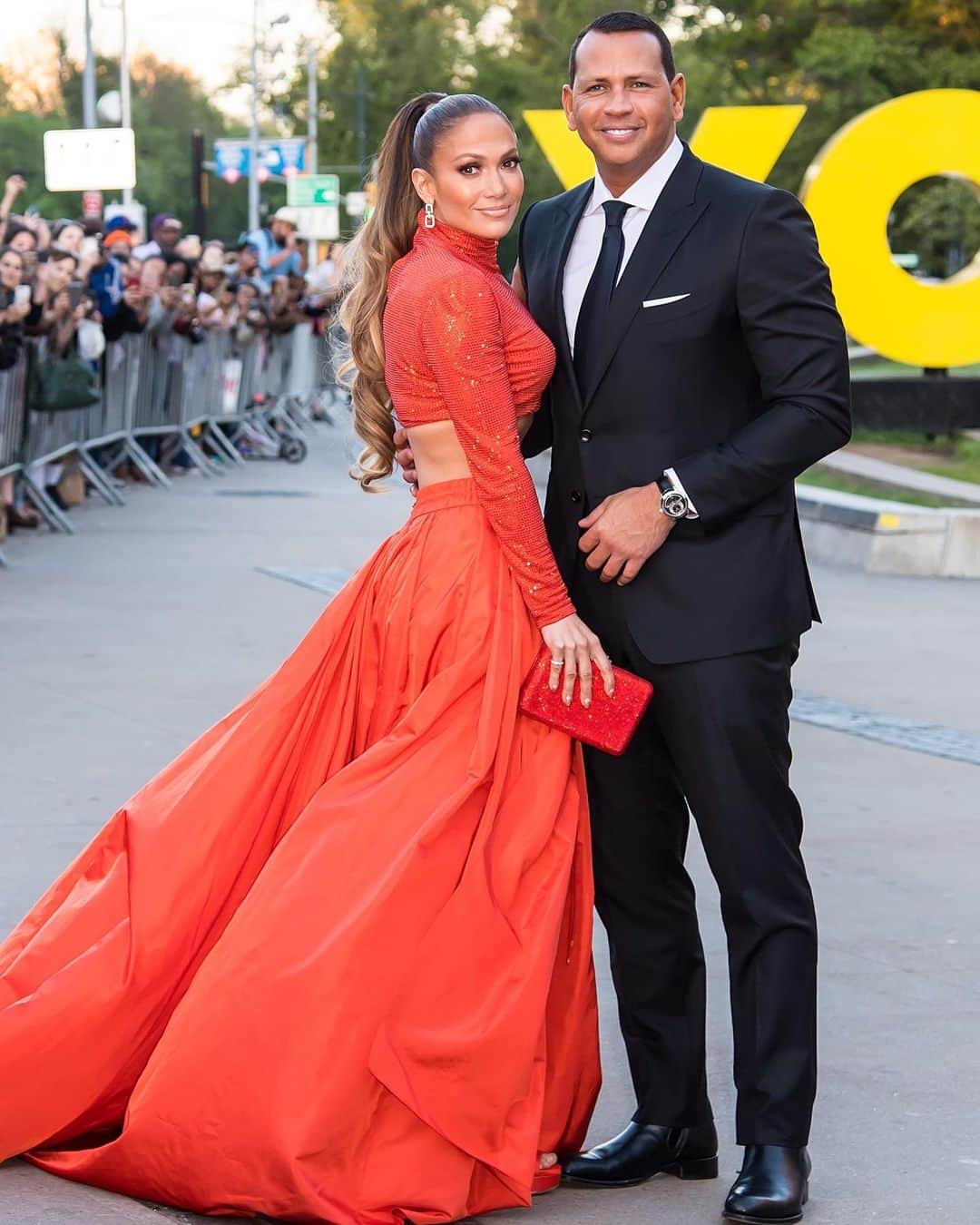 ELLE Magazineさんのインスタグラム写真 - (ELLE MagazineInstagram)「#JenniferLopez and #AlexRodriguez came dressed like fashion royalty to the #CFDAFashionAwards. Link in bio for all the details on J.Lo’s #RalphLauren look and a glimpse at her and A-Rod’s surprise red carpet kiss. 💋」6月4日 9時57分 - elleusa