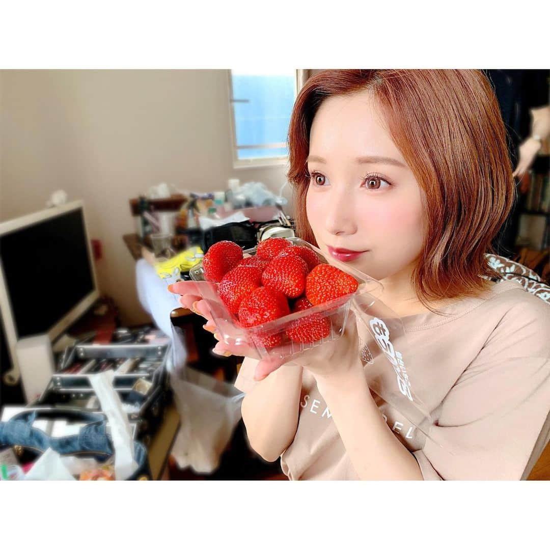 小島みなみさんのインスタグラム写真 - (小島みなみInstagram)「‪. . 差し入れで‬ ‪いちご頂いたよ🍓🍓🍓喜び♡‬ . . ‪さーて明日は‬ ‪#しらべぇラジオ 収録の日★‬ ‪お悩み、私への質問なんでもいいから‬ ‪この投稿にコメントください♡‬ . 番組でみなみがお答えします🙋‍♂️✨ ‪. みんなからのコメント まってますーーーっ🙏✩︎*॰ . . . #いちご #質問募集中 #お悩み募集中  #下ネタダメな健全ラジオ #小島みなみのキラキラ相談室」6月4日 9時50分 - kojima_minami_373