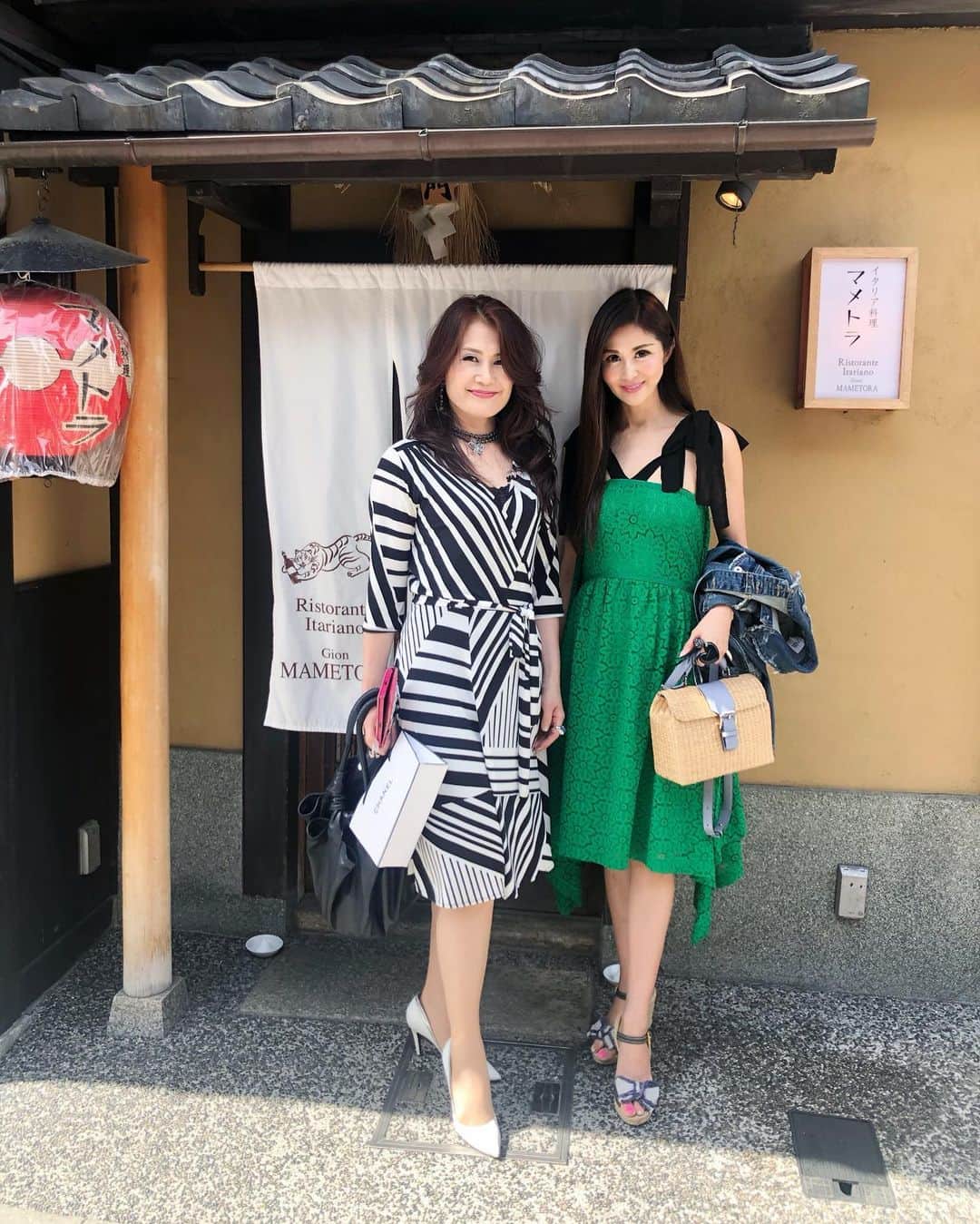 越野矢素子さんのインスタグラム写真 - (越野矢素子Instagram)「昨日はふみさんと初デートです❤️ 色々なご縁が重なっていて出逢うべくして出逢わせて頂いたんだなと思いました✨✨ ふみさんからグランプリのお祝いにふみさんがデザインして手作りされるジュエリーをプレゼントして頂きました💝 とても可愛いくて付けるのが楽しみです💕😆 #アクセサリー#ジュエリー#マメトラ #マメトライタリアン #祇園#祇園ランチ」6月4日 9時53分 - loversyaso